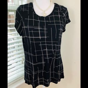 Apt 9 short sleeve top w black white pattern EUC